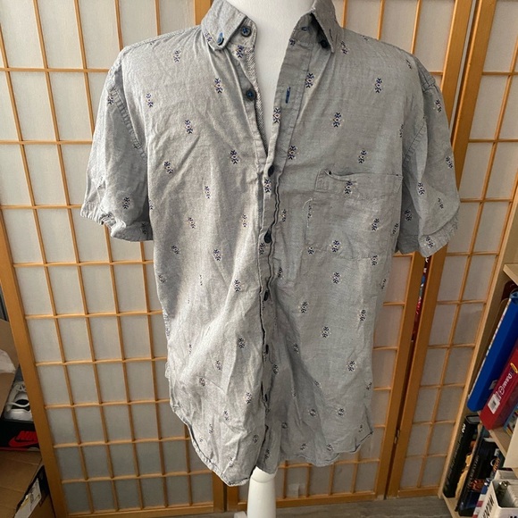 No Retreat Short Sleeve Grey Paisley Button Down Woven Shirt Collar Size M - Picture 2 of 5